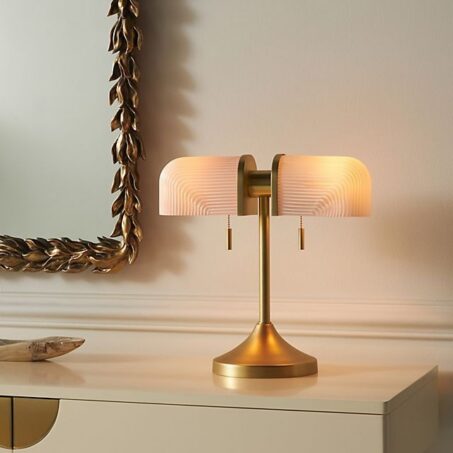 BRASS ACCENT Minimal Table Lamp – โคมไฟตั้งโต๊ะฐานทองเหลืองมินิมอล**