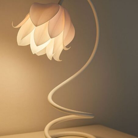 PETAL FLOWER Bedside Lamp – โคมไฟตั้งโต๊ะลายกลีบดอกไม้**
